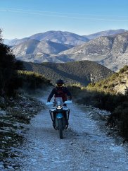 Moto kemp v Albánii na CFMOTO 450MT