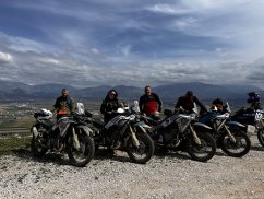 Moto kemp v Albánii na CFMOTO 450MT